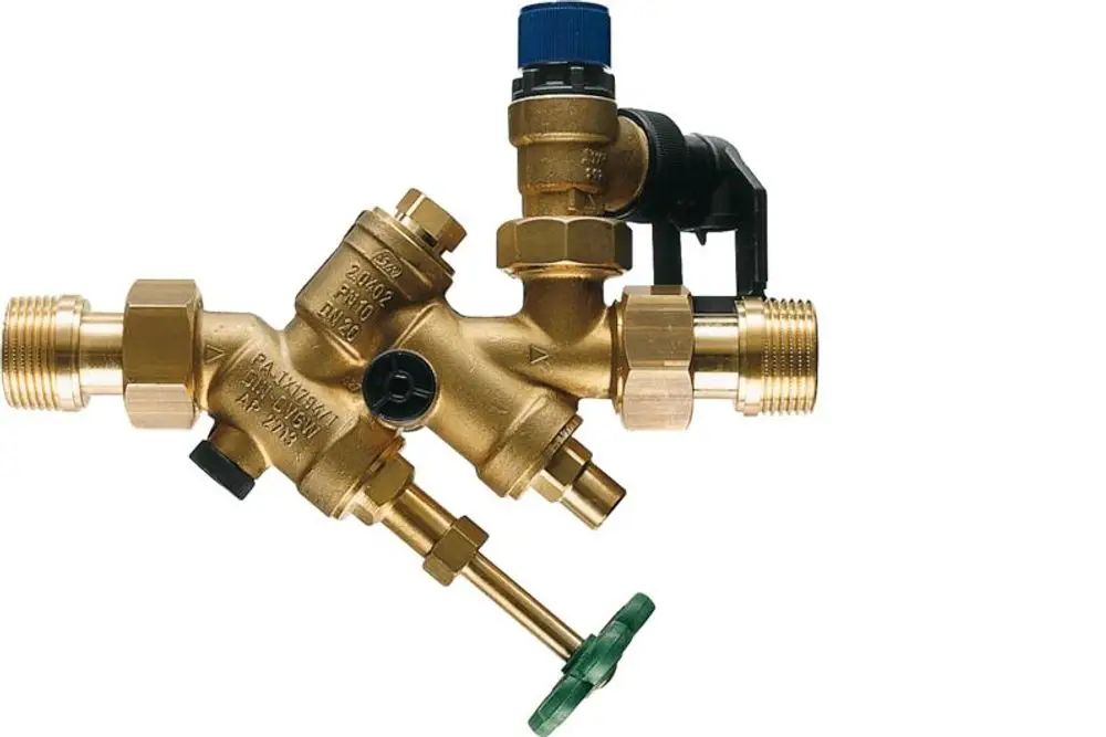 Sicherheitsgruppe von Stiebel Eltron mit mehreren Anschlüssen, einschließlich Absperrventil, Druckregler und manuellem Entlüftungsventil, für den Einsatz bei Warmwasserspeichern.